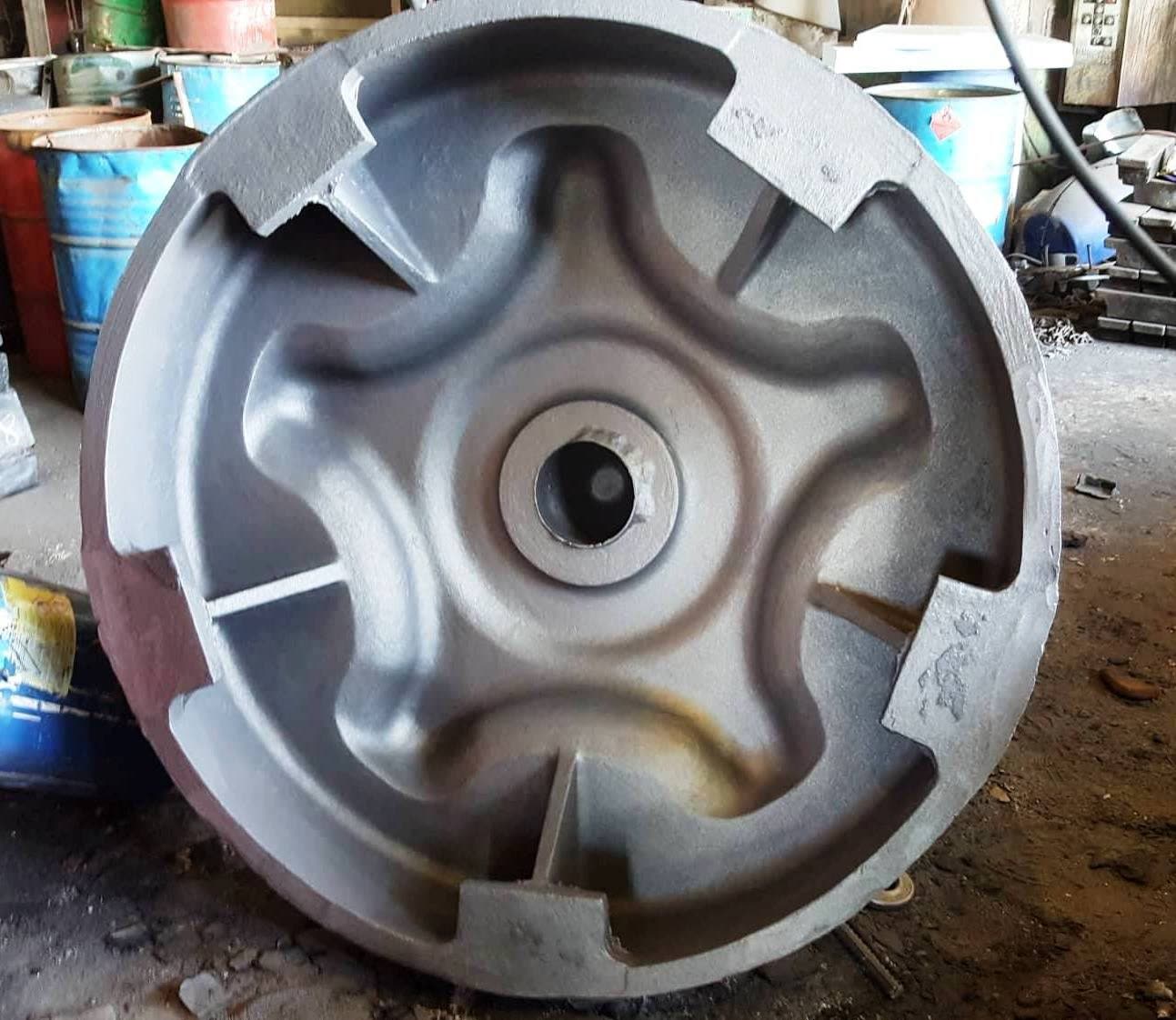 Cast anchor chain wheel with segmented rim