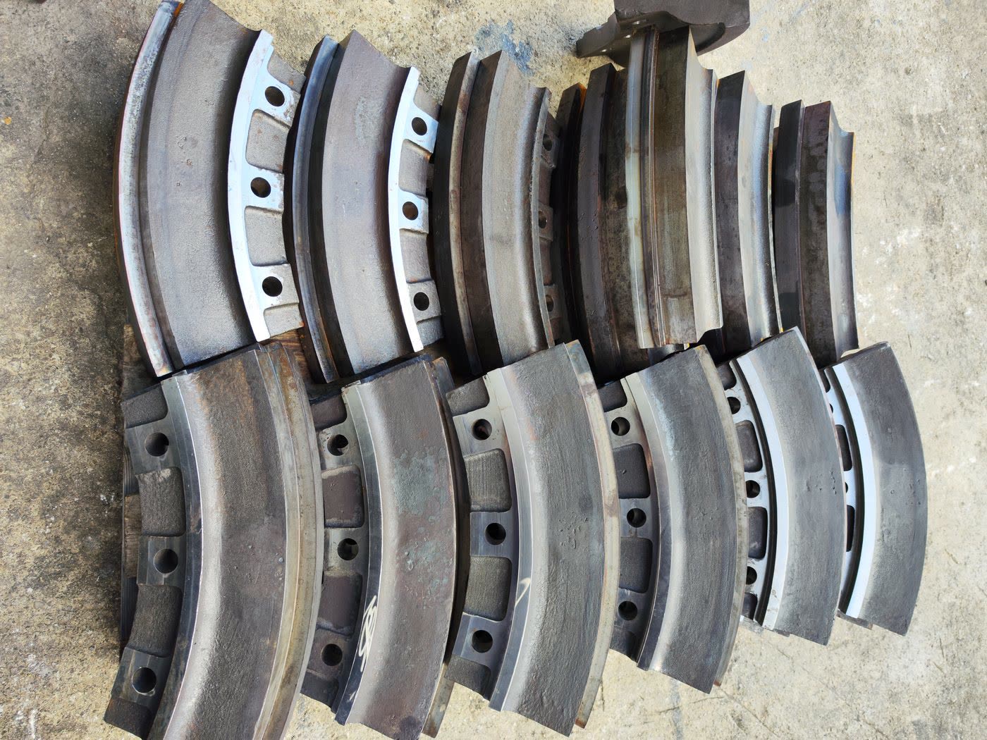 Machined rim segments of an anchor chain wheel