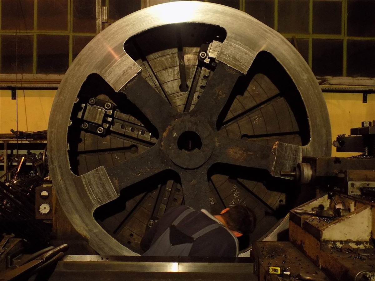 Anchor windlass gypsy wheel on the vertical lathe