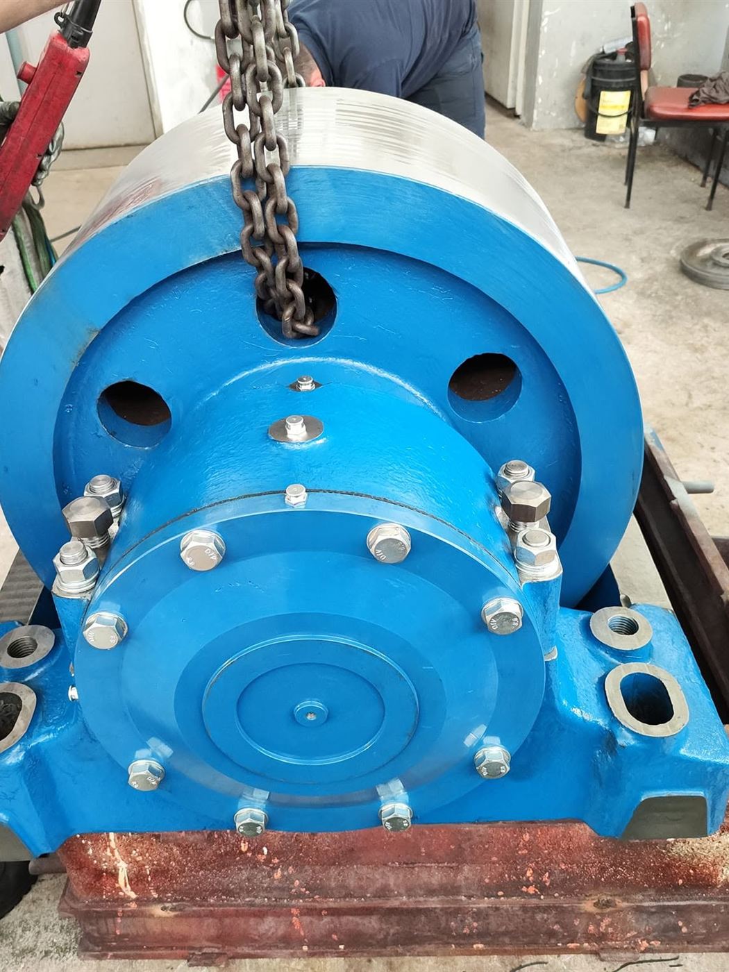 Complete rotary-kiln support roller assembly with its bearing housings